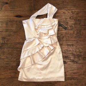 *NEW WITH TAGS* Laundry by Shelli Segal